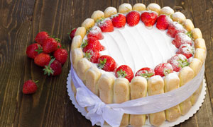 草莓和面包生日蛋糕摄影图片