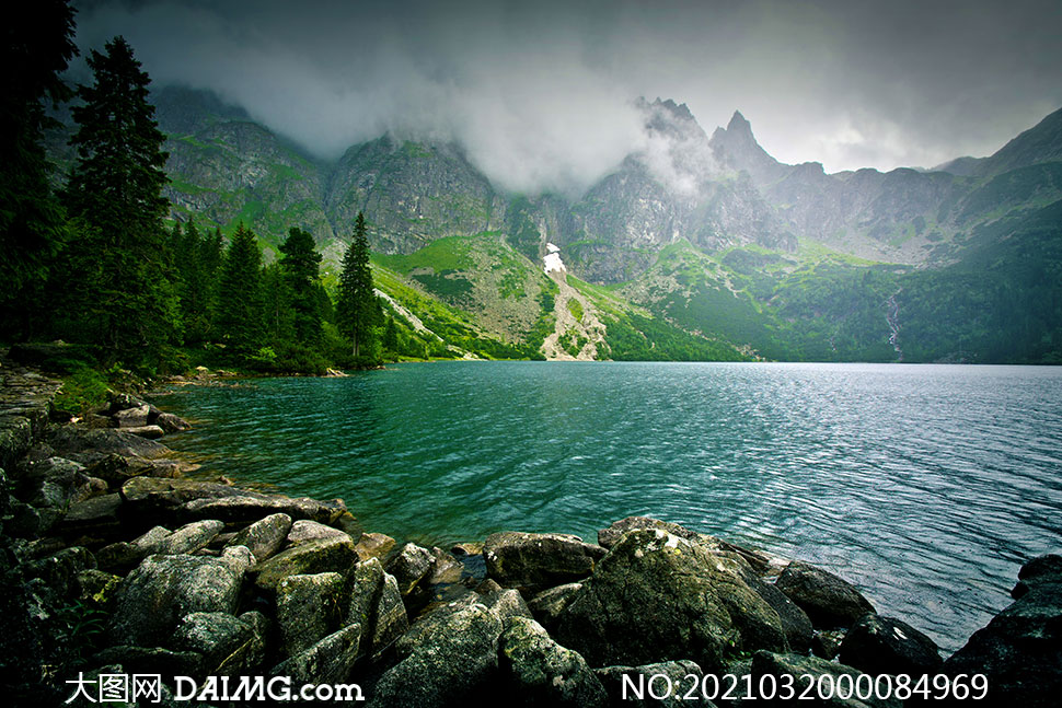 大山中云雾缭绕的湖泊摄影图片_大图网图片素材