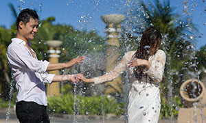 噴泉水花中的開心戀人婚紗攝影原片