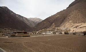 荒涼群山村落自然風景攝影原片素材