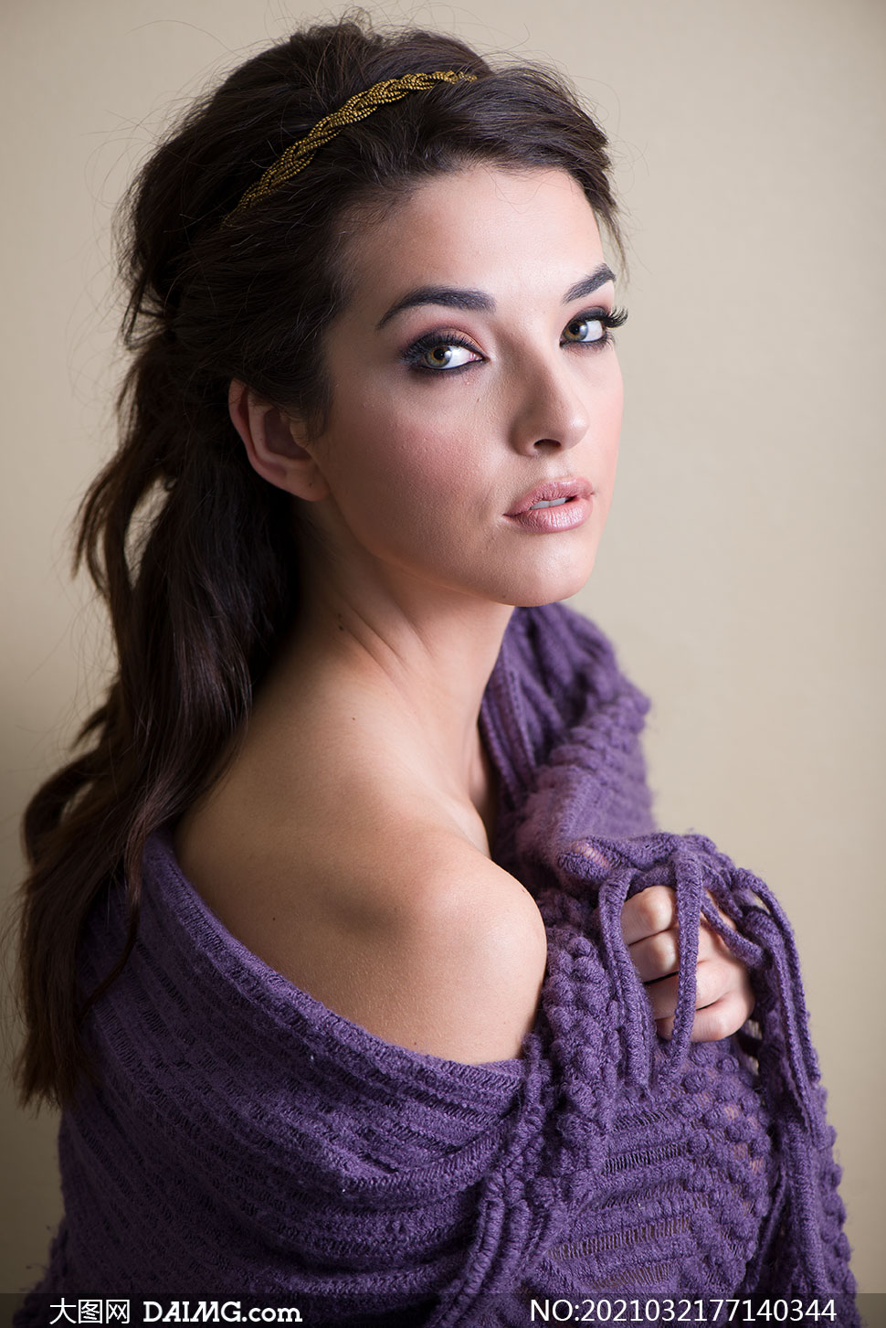 扭头看的香肩美女写真摄影原片素材         被紫色披毯包裹的长发