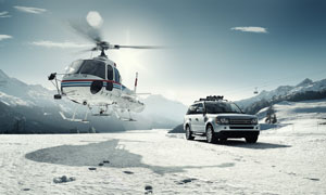 雪地上的汽车和直升机摄影图片