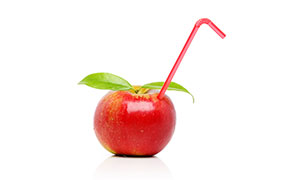插个吸管的红苹果创意摄影高清图片
