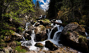 藍(lán)天白云山間瀑布風(fēng)景攝影高清圖片