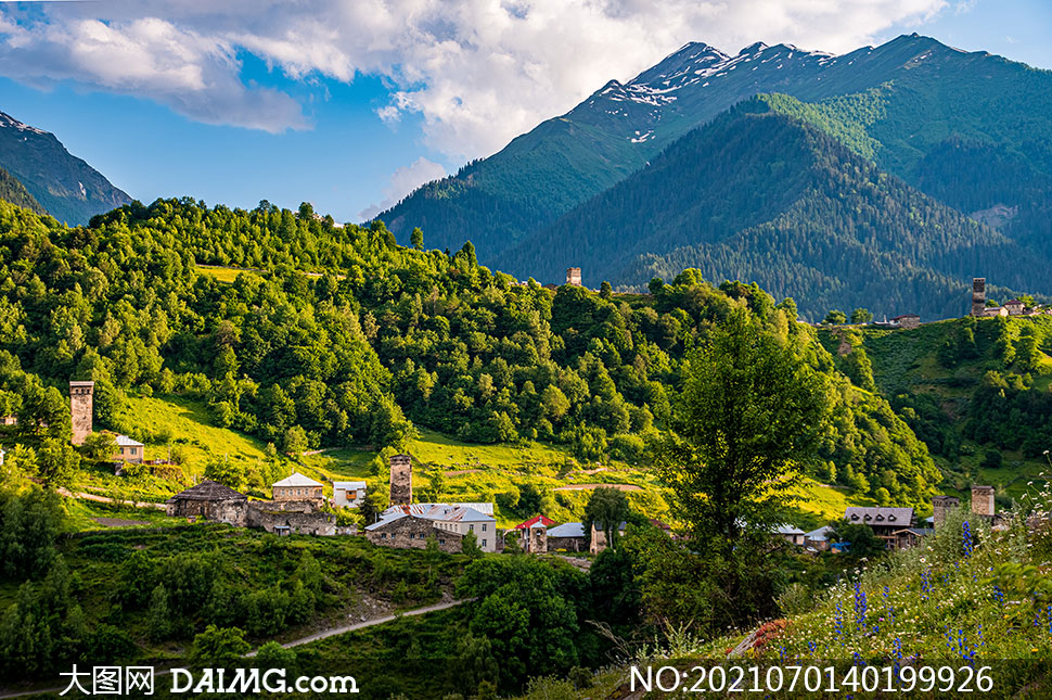 青山树木与小房子风景摄影高清图片