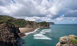 多云天空下的海景山峰攝影高清圖片