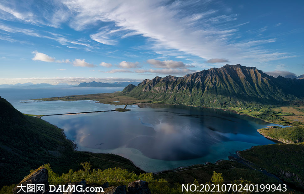 蓝天白云海岸山峦风光摄影高清图片