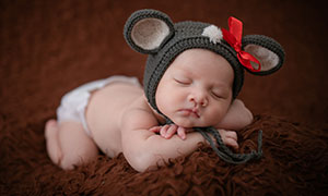 戴著可愛帽子的小寶寶攝影高清圖片
