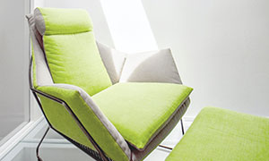 明亮采光室内绿色的沙发椅摄影图片