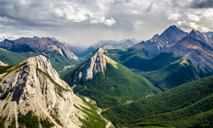 壯觀的山川和山林美景攝影圖片