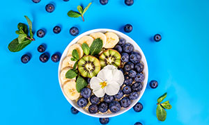 盘子里的蓝莓猕猴桃等摄影高清图片