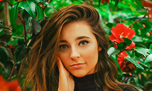 红色花卉前的欧美模特摄影高清图片