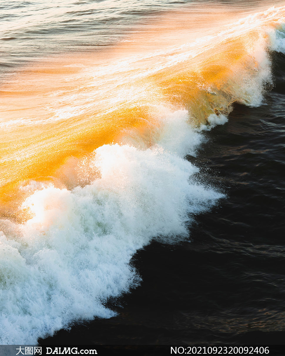 海面上波涛汹涌的浪花摄影高清图片
