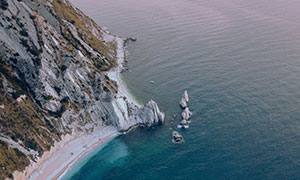 海岸高山與遼闊的大海攝影高清圖片