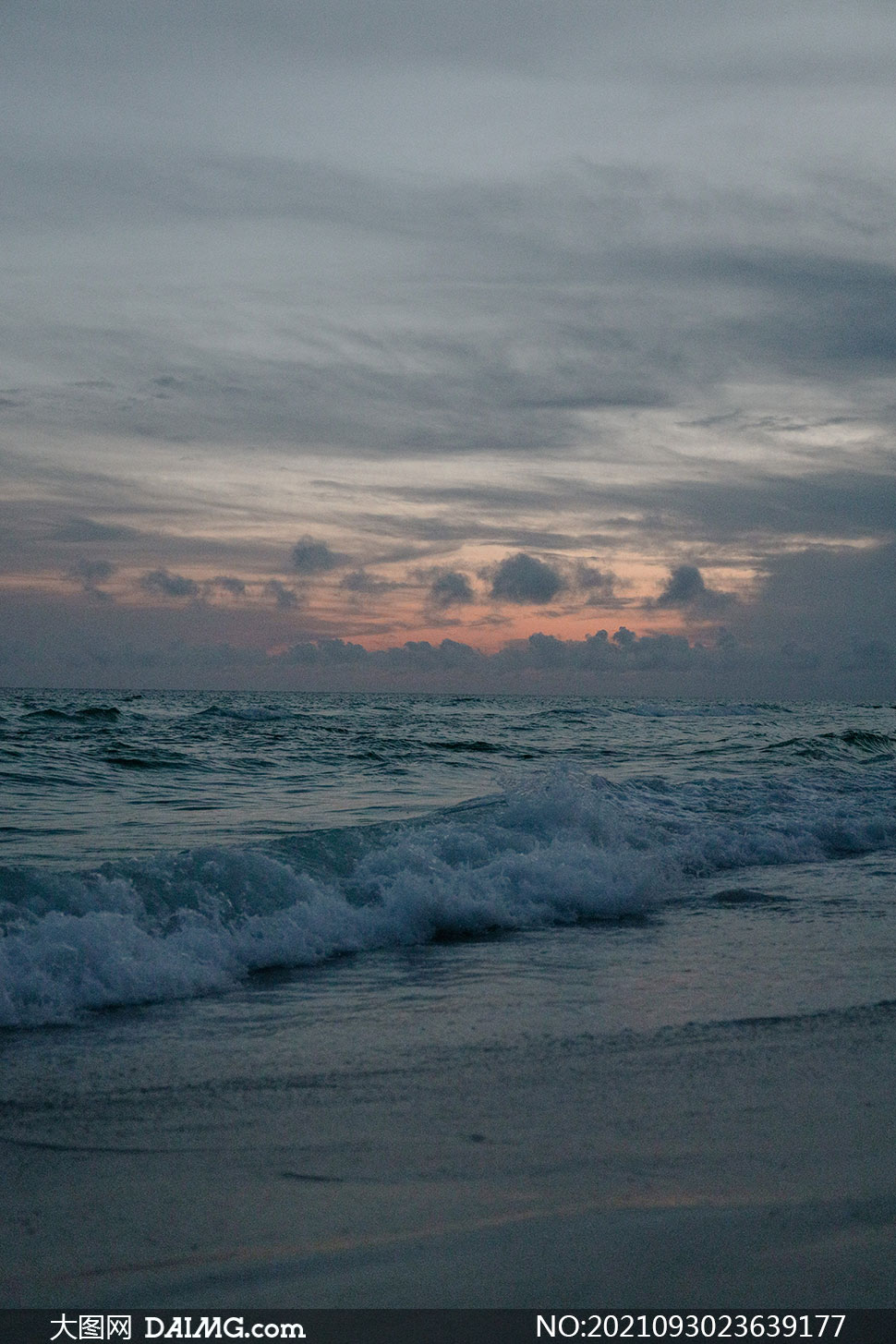 天空黑云与潮起潮落的海水高清图片