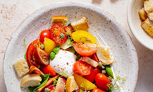 龟裂纹理盘子中的蔬菜沙拉高清图片