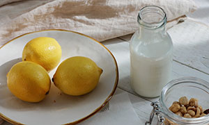 柠檬牛奶与面包坚果等摄影高清图片