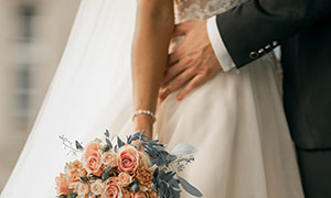 手拿着玫瑰花束的新娘摄影高清图片