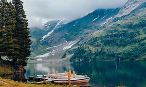 湖畔小船与山上的植被摄影高清图片