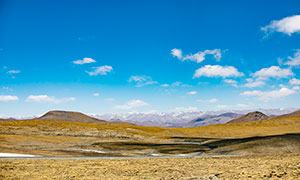 蓝天白云下的西藏风景摄影图片