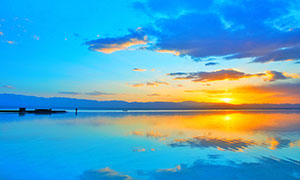 夕阳下的茶卡盐湖美景摄影图片