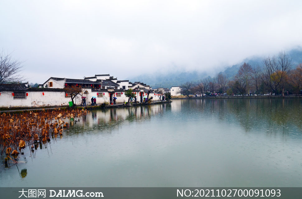 雾气缭绕的江南水乡美景摄影图片