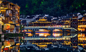河边的凤凰古城美丽夜景摄影图片