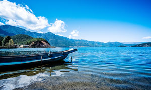 泸沽湖湖边停泊的小船摄影图片