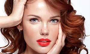 红棕色披肩发美女模特高清摄影图片