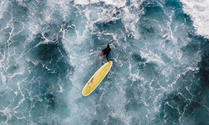 激流海面上的沖浪人物攝影高清圖片