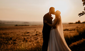 在親吻的親密戀人婚紗攝影高清圖片