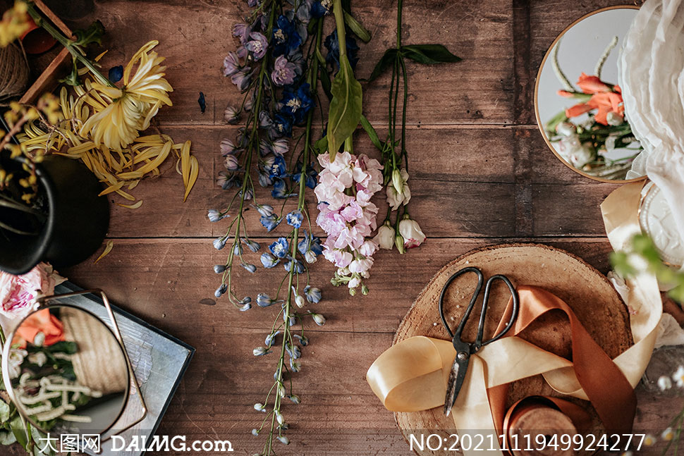桌上的花朵丝带等插花用品高清图片