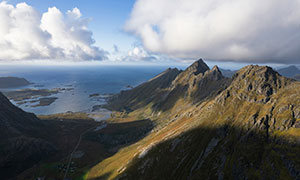 巍峨山峰與遼闊的大海攝影高清圖片