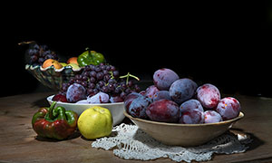 桌上碗里的葡萄等水果摄影高清图片