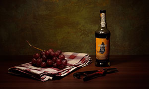 酒瓶与格子布上的葡萄摄影高清图片