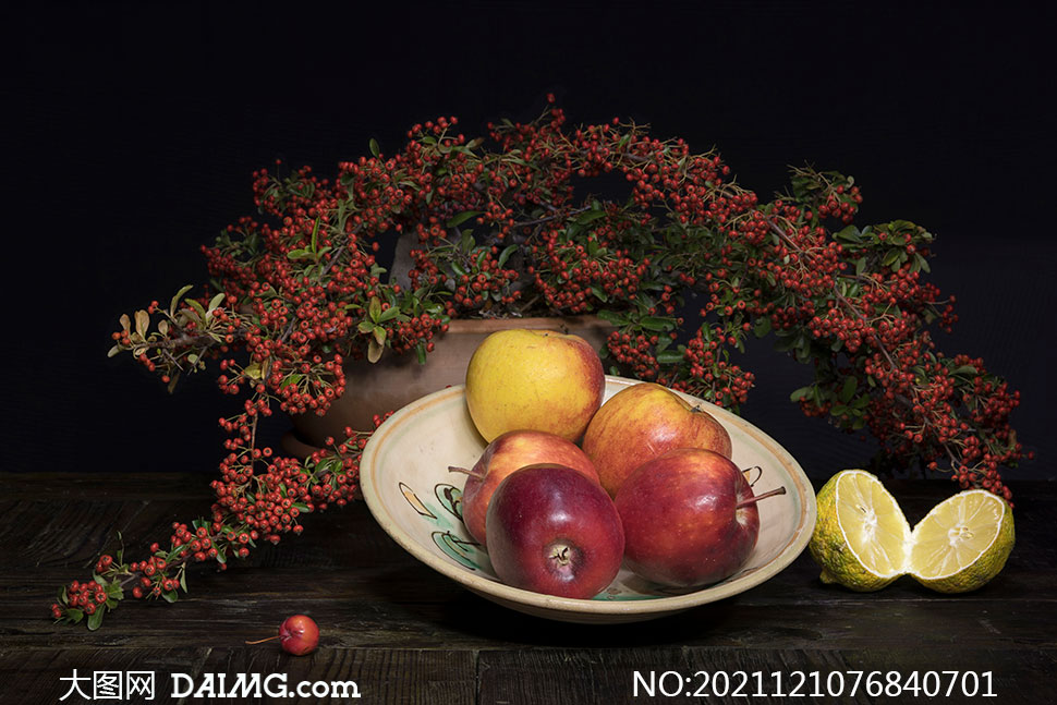 苹果与干皱果皮的柠檬摄影高清图片