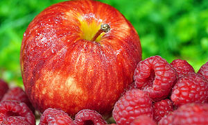 苹果与覆盆子水果特写摄影高清图片