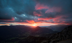 黃昏夕陽霞光下的群山攝影高清圖片