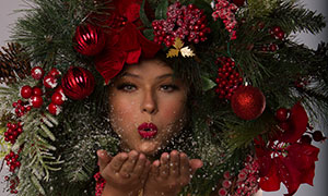掛滿圣誕裝飾品的美女人物攝影原片