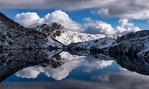 天空白云雪山湖泊风景摄影高清图片
