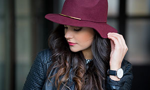 黑衣外套紅帽美女模特攝影高清圖片