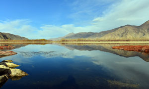西藏蓝天下美丽的湖泊景观摄影图片