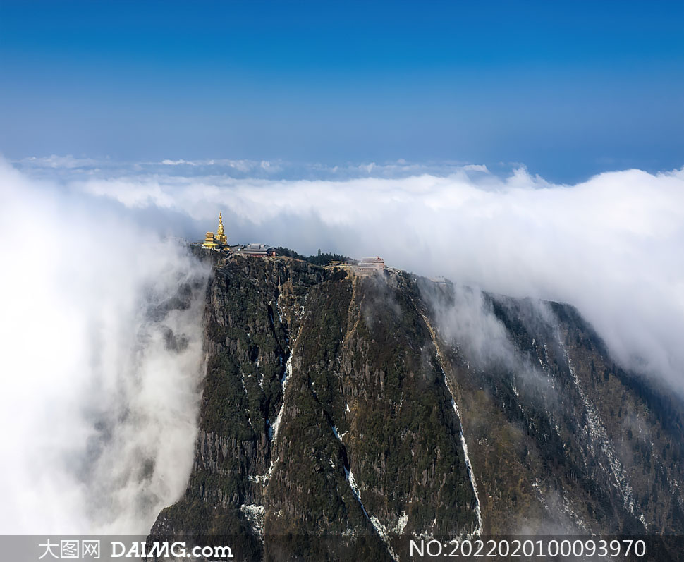 云雾中的峨眉山金顶摄影图片