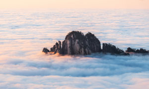 云海中壯觀的山頂美麗風光攝影圖片