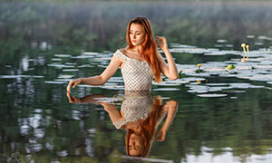 在水中流连的长发美女摄影高清图片