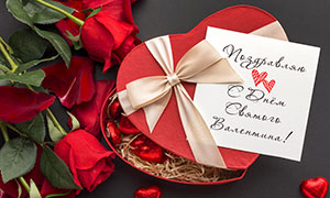 红玫瑰花装饰的礼物盒摄影高清图片