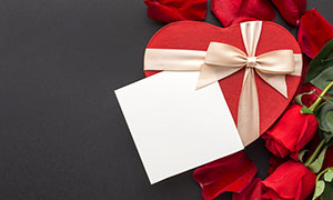 红玫瑰与丝带包装的礼物盒高清图片