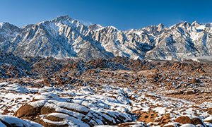 雪山與白雪覆蓋的巖石攝影高清圖片