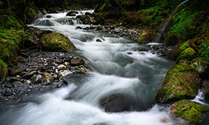 山間湍急河流自然風(fēng)景攝影高清圖片