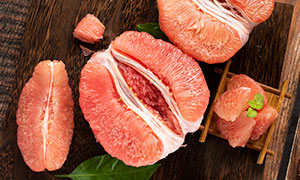 不同形狀紅柚果肉特寫攝影高清圖片